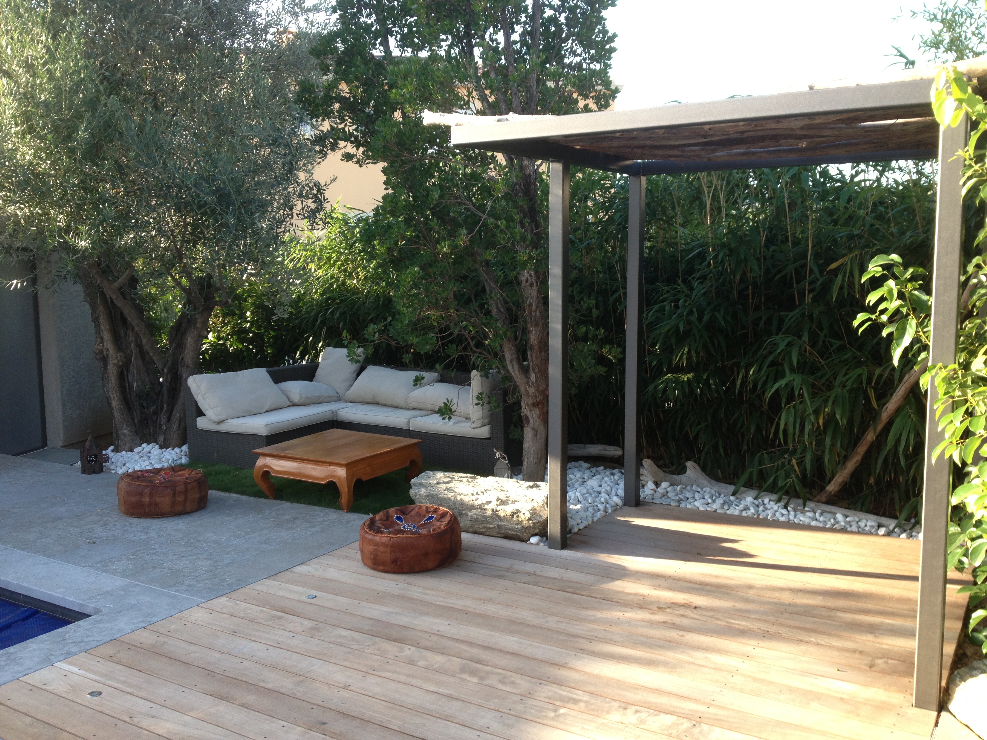 Terrasse bois autour d'une piscine